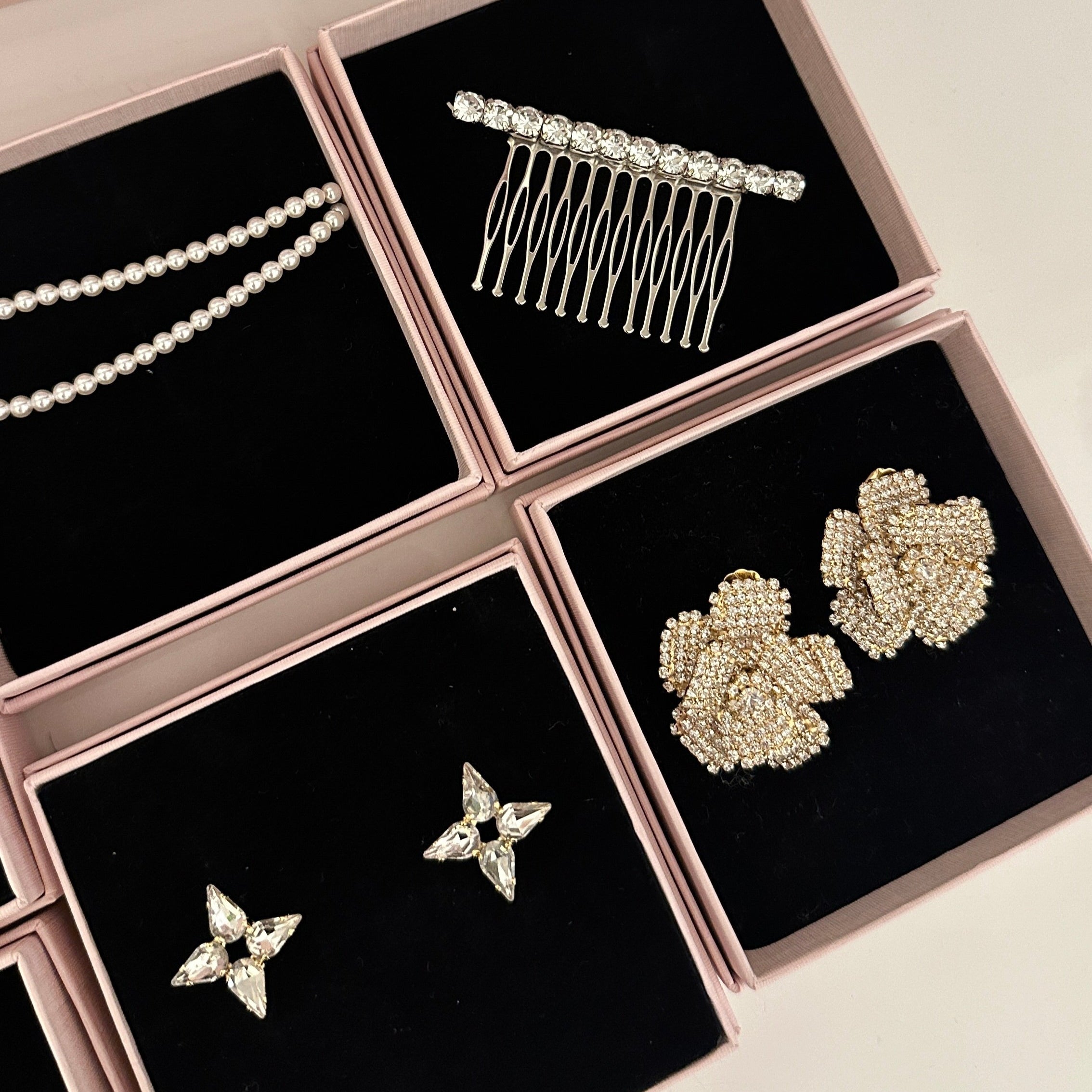 fermaglio pettine linea minimal con orecchini camelia sposa e orecchini fiore quadrifoglio