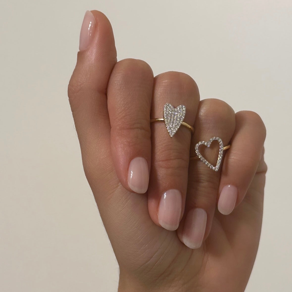 anelli cuore con zirconi argento su mano modello indossati