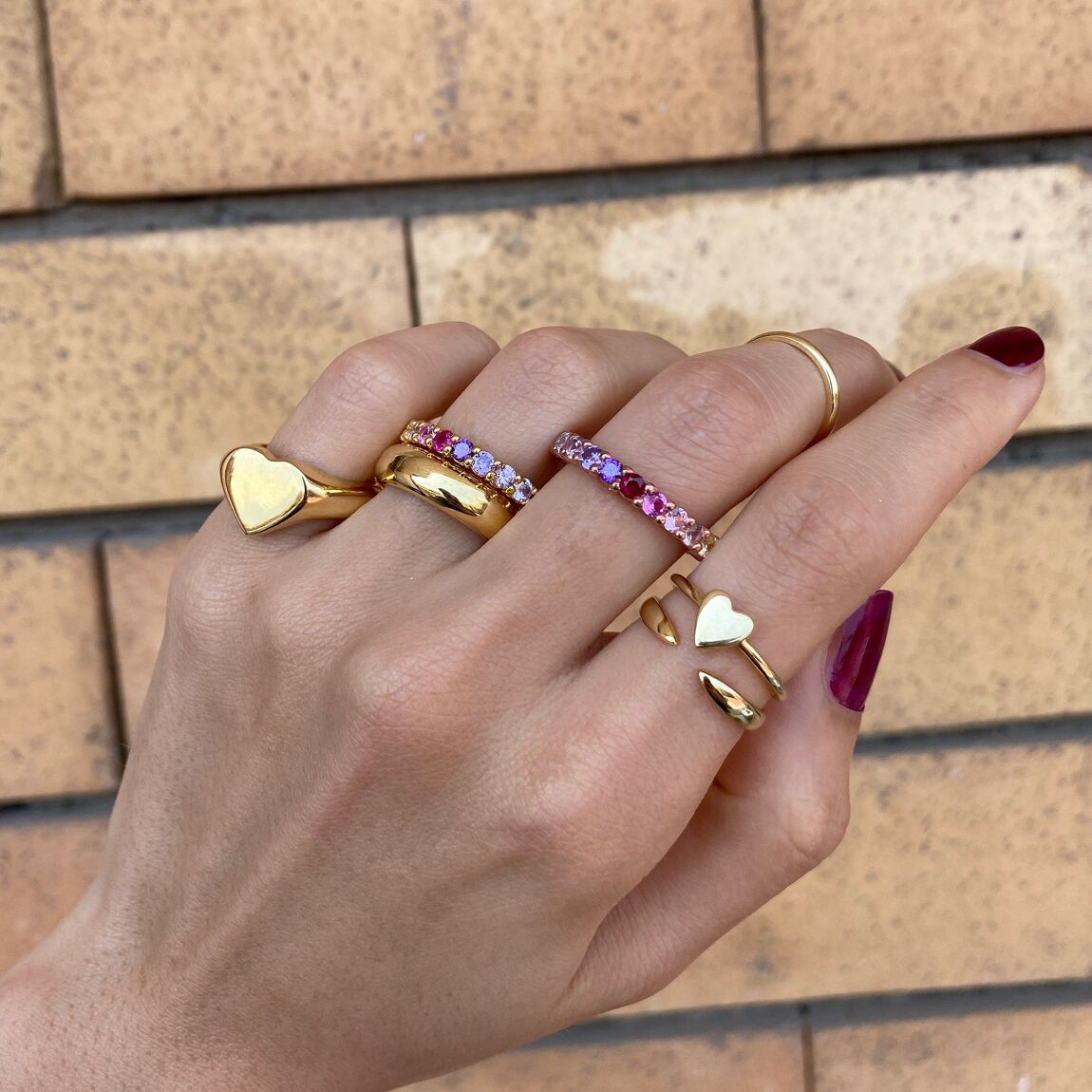 anello chevalier oro a forma di cuore per mignolo indossato