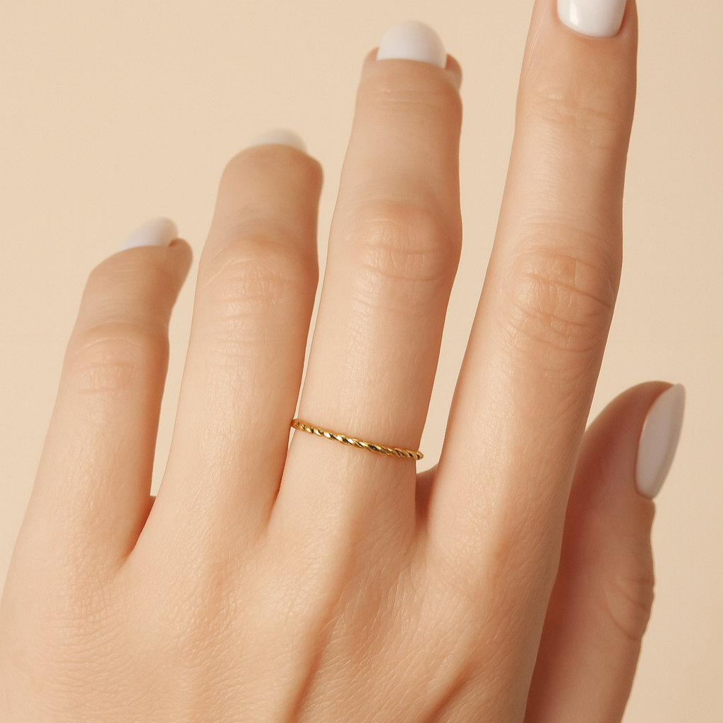 anello oro sottile attorcigliato