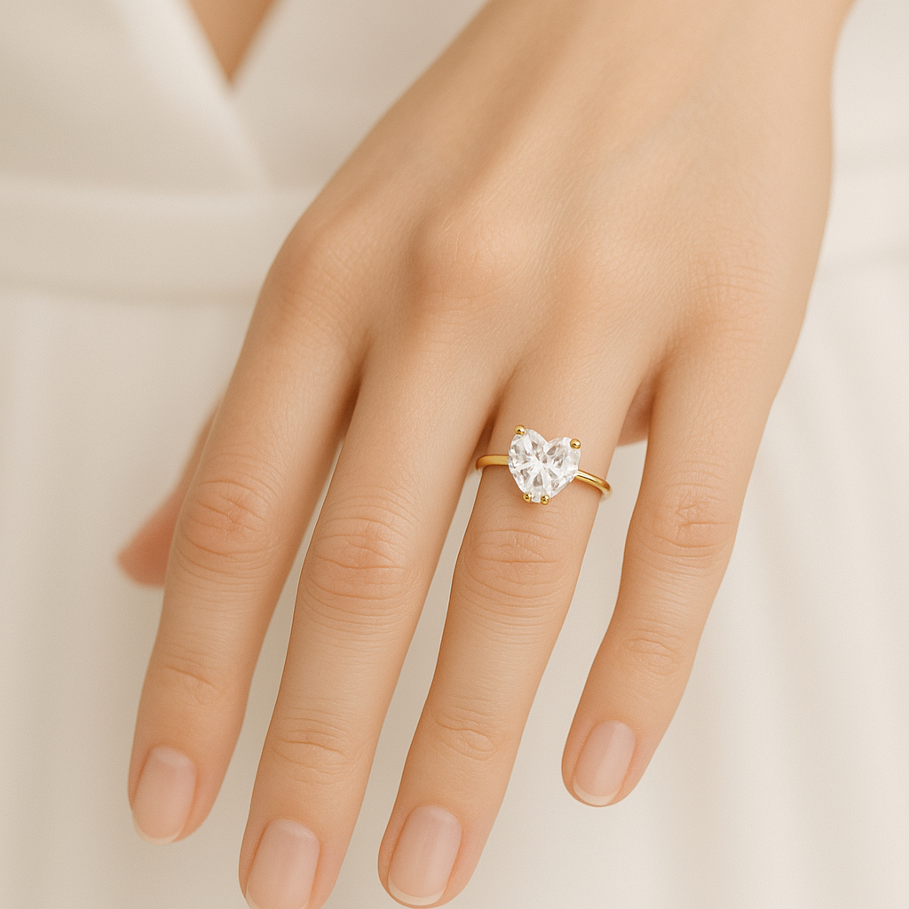 anello cuore solitario indossato