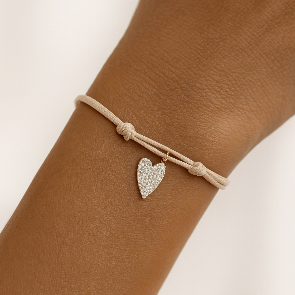 bracciale corda beige con ciondolo cuore pavé indossato