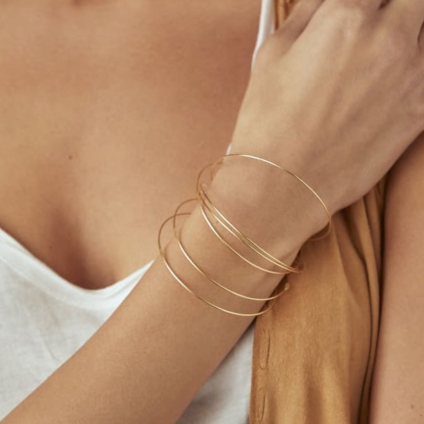 bracciale essenziale color gold indossato