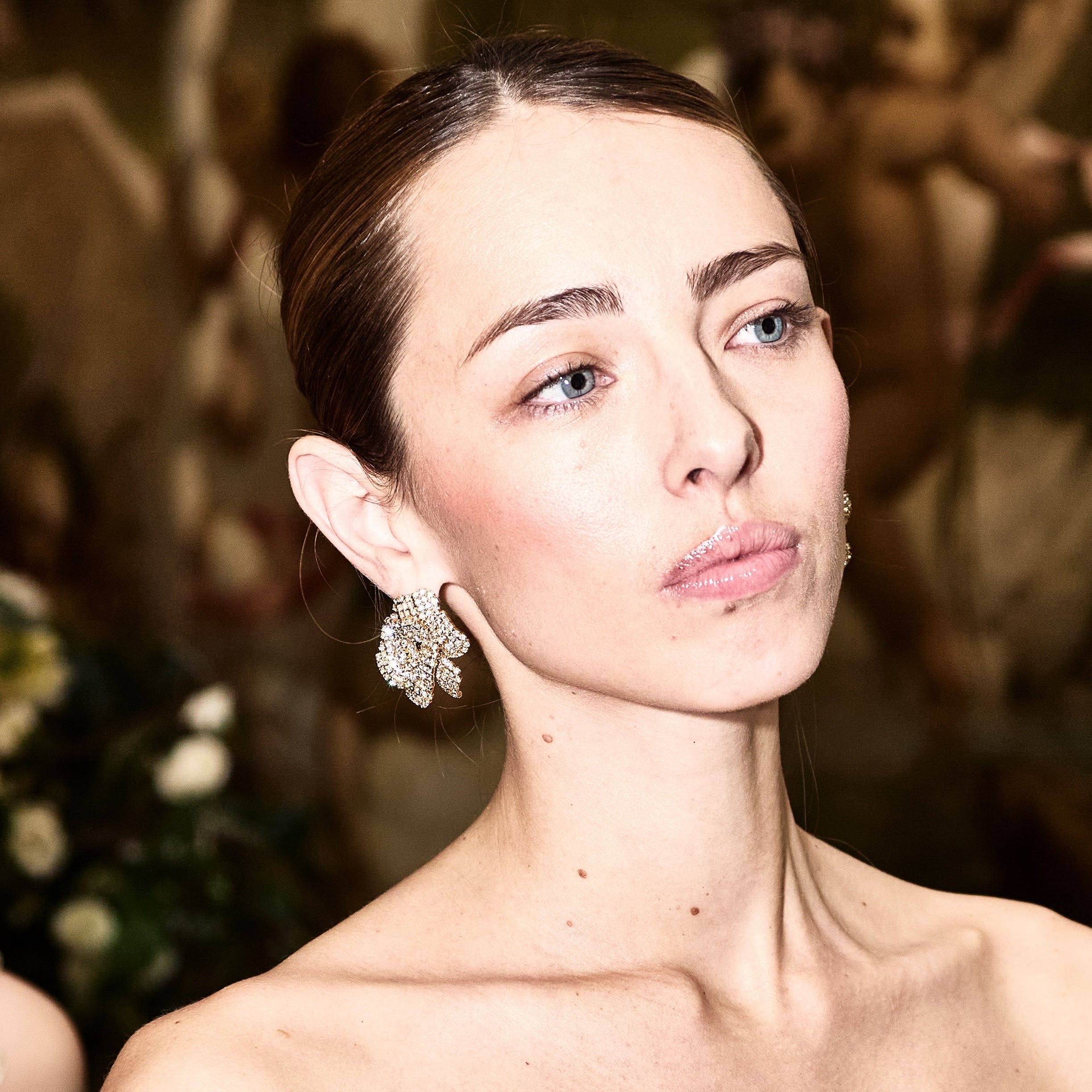 orecchini a forma i fiore con swarovski argento indossati