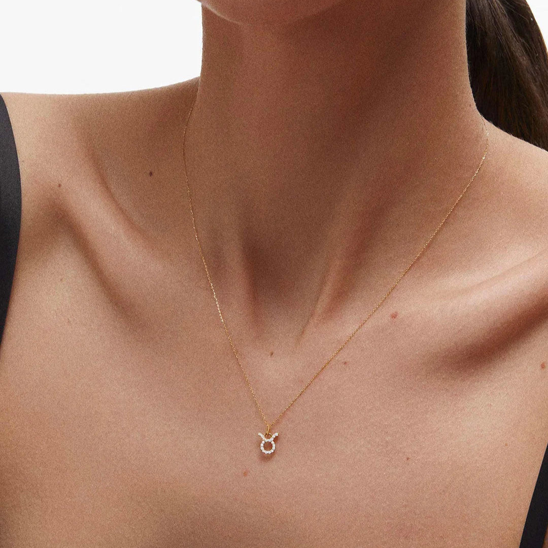 catenina con segno zodiacale toro indossata