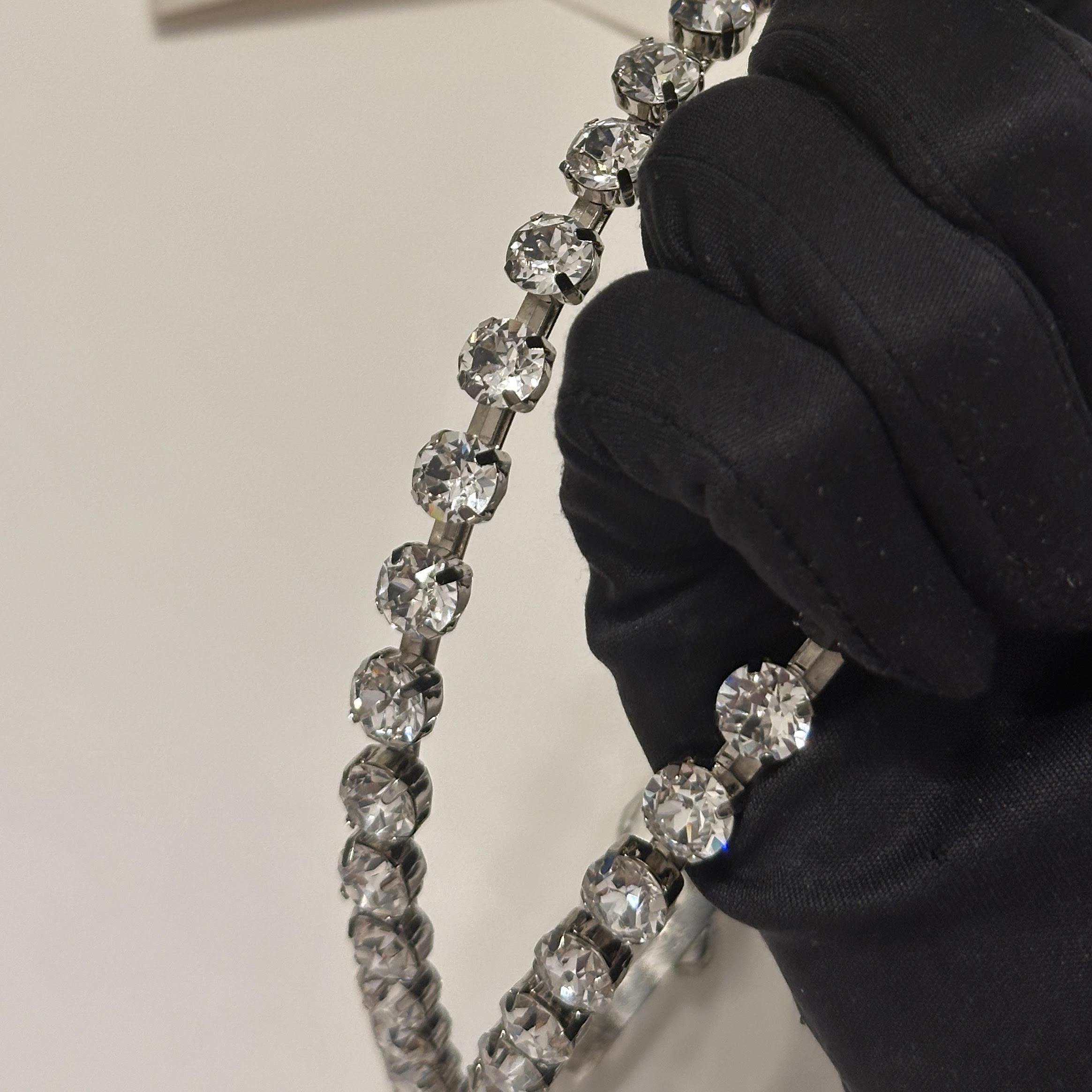 cerchietto per capelli con doppio filo di cristalli e rifinitura in argento