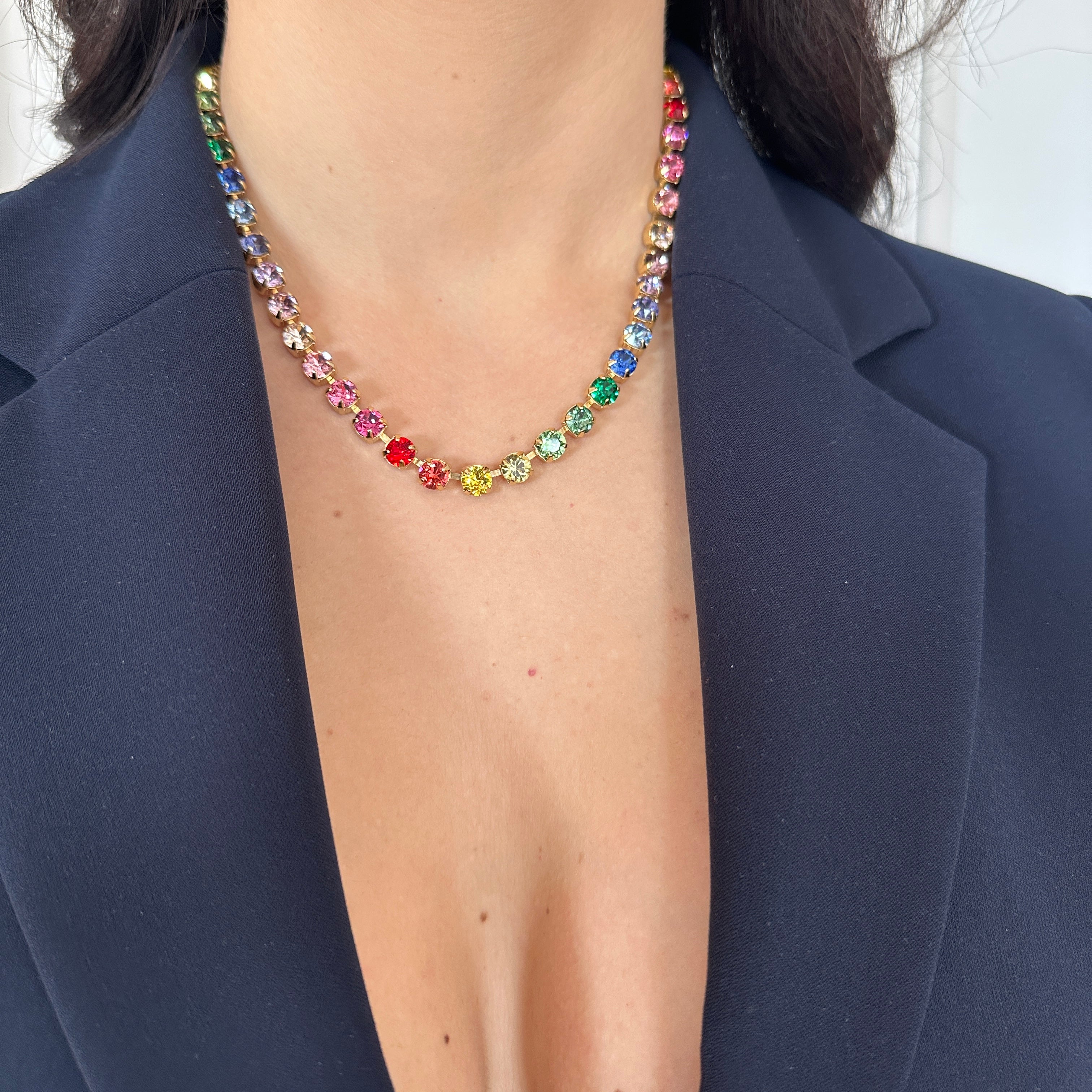 collana arcobaleno sottile indossata con rifiniture oro