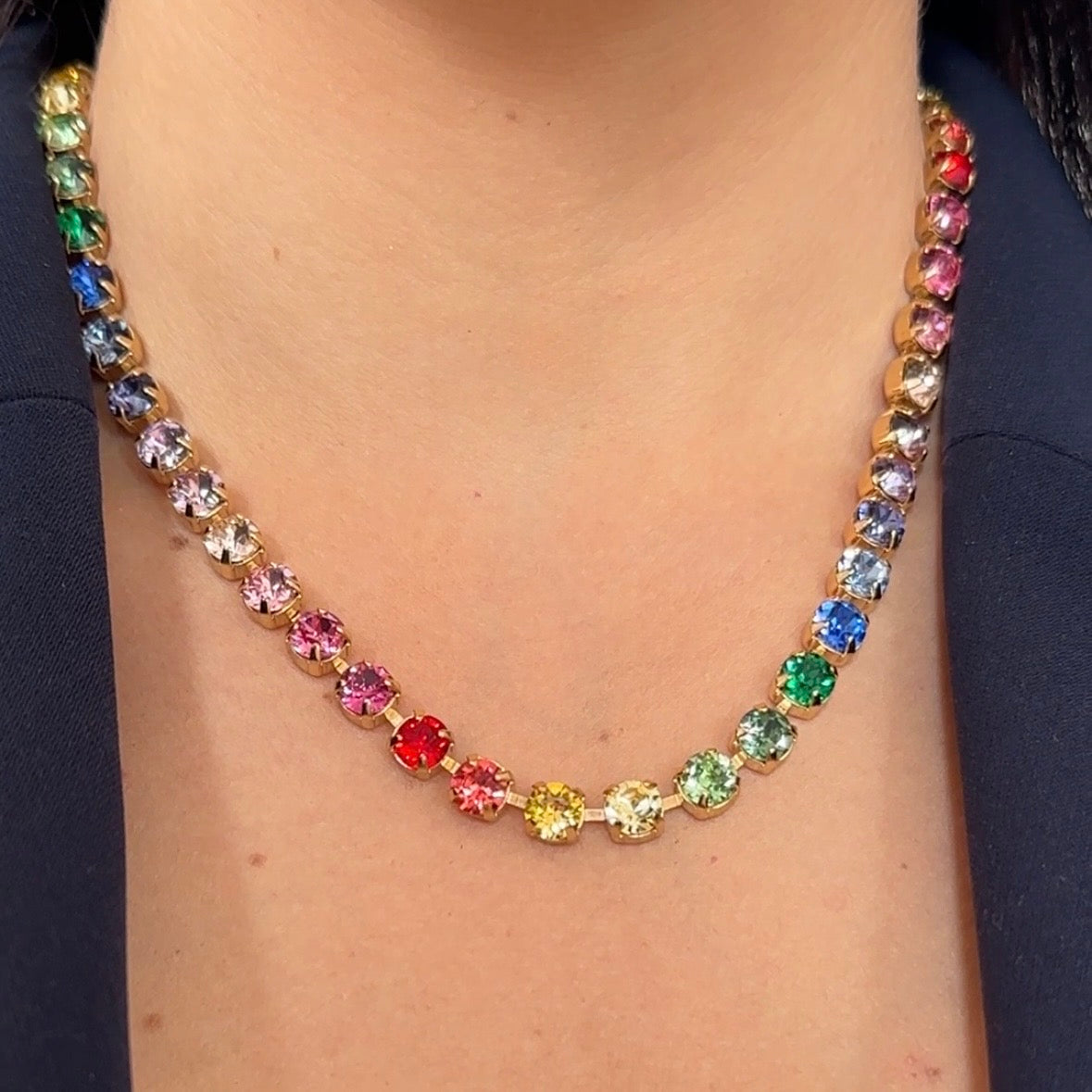 collana arcobaleno versione sottile indossata