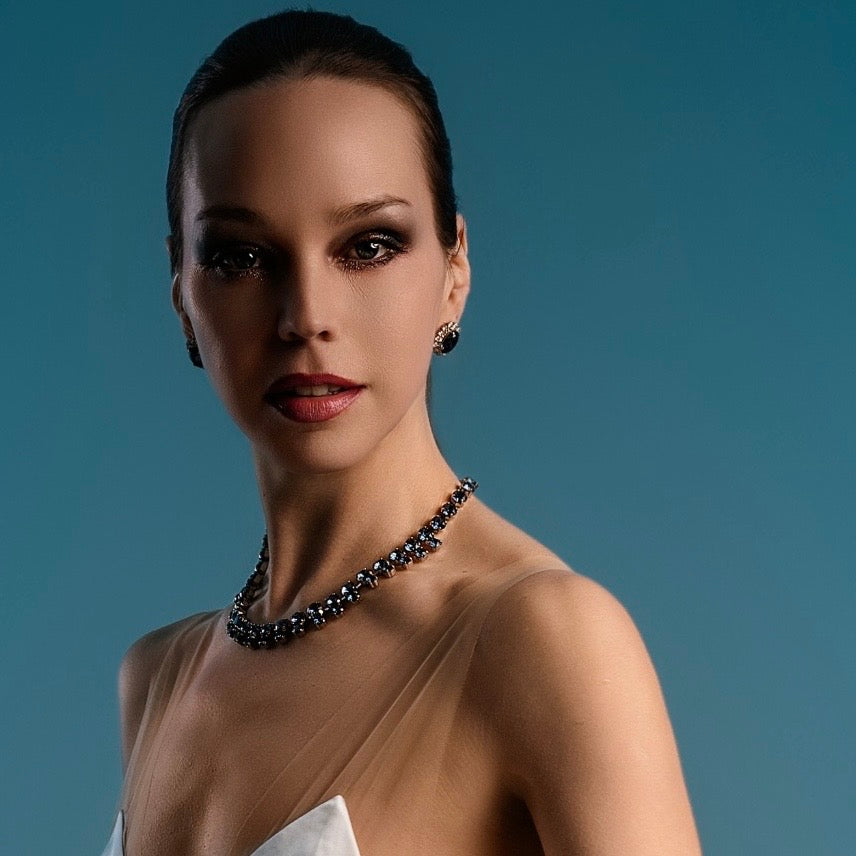 collana blu di diamanti swarovski con modello a girocollo indossata