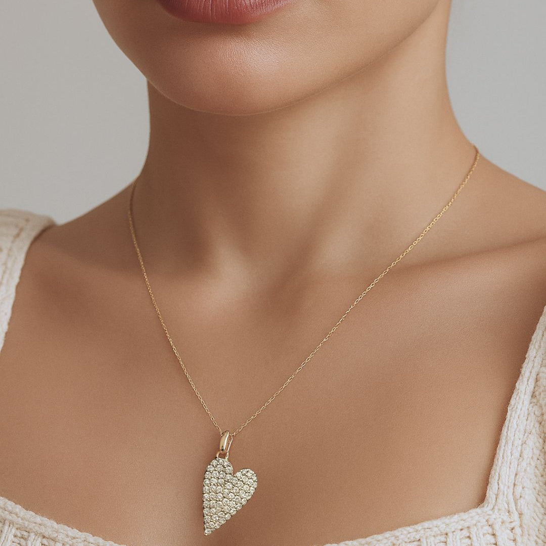 catenina oro con ciondolo cuore allungato pavé diamanti indossata