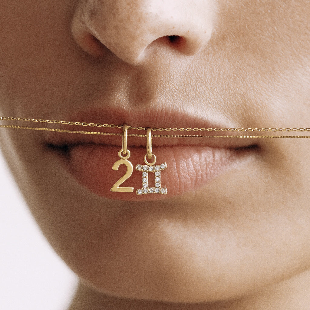collana con ciondolo numero dorato e ciondolo segno zodiacale con zirconi con catenine sottili