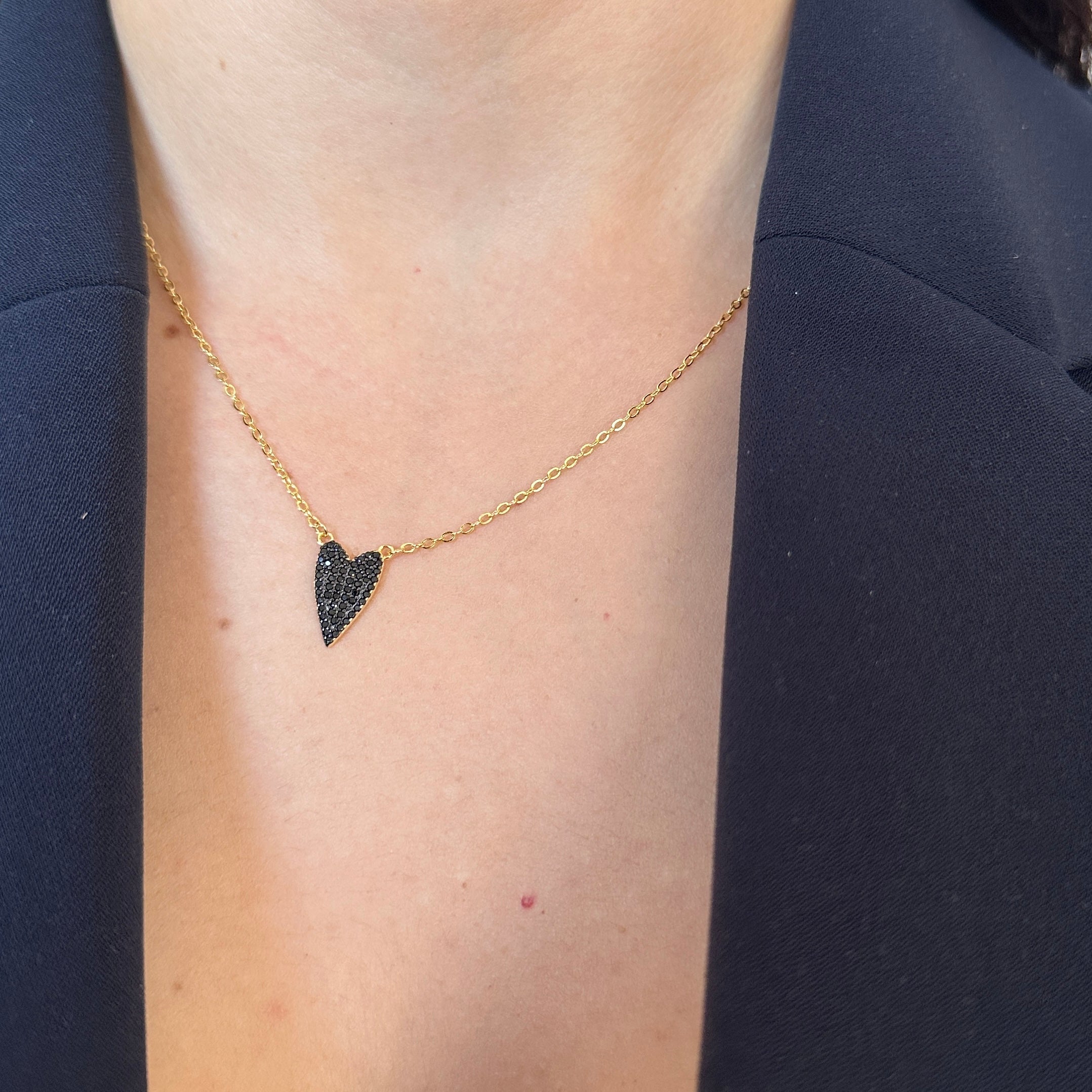 collana con cuore nero in zirconi e dettagli oro