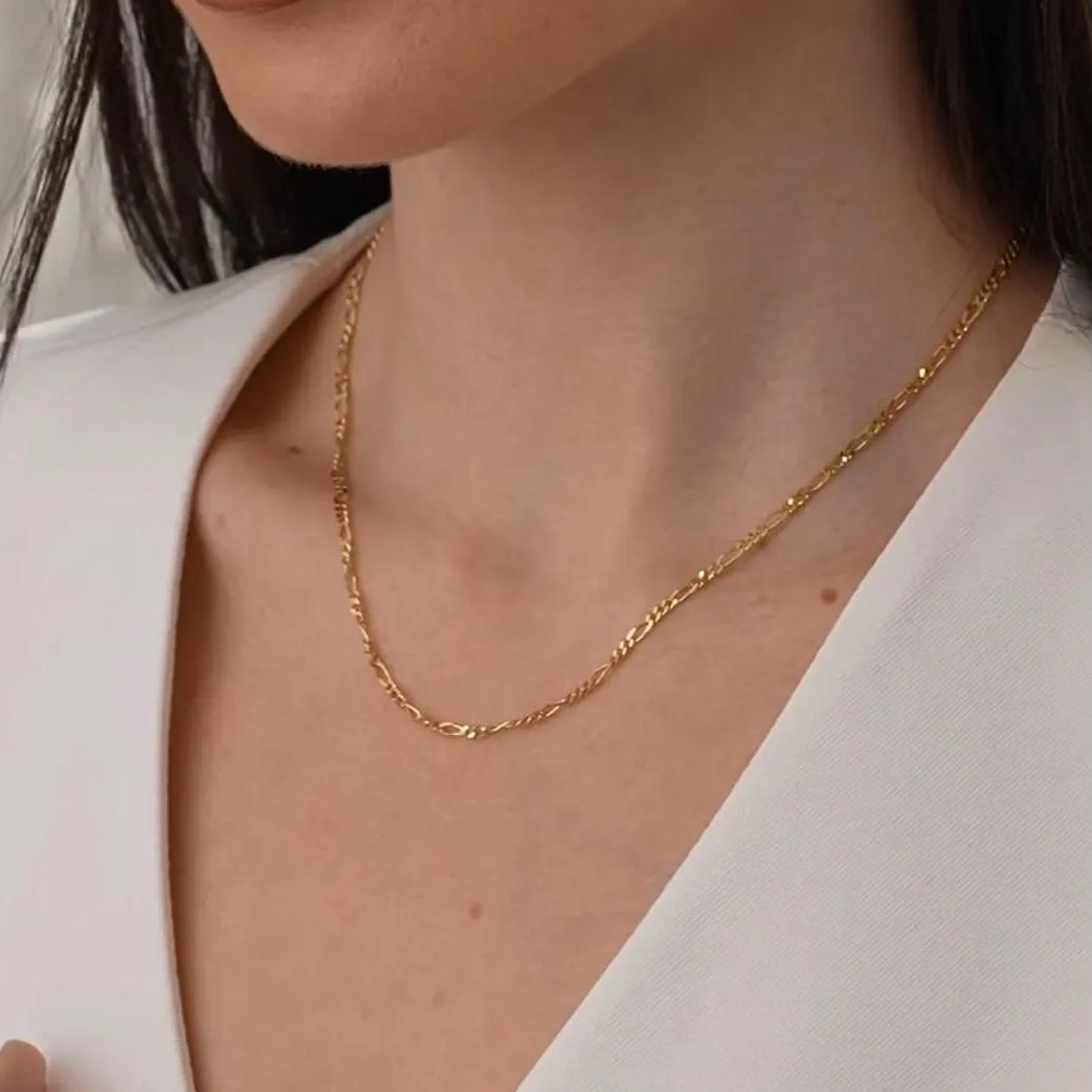 collana dorata figaro indossata in argento 925