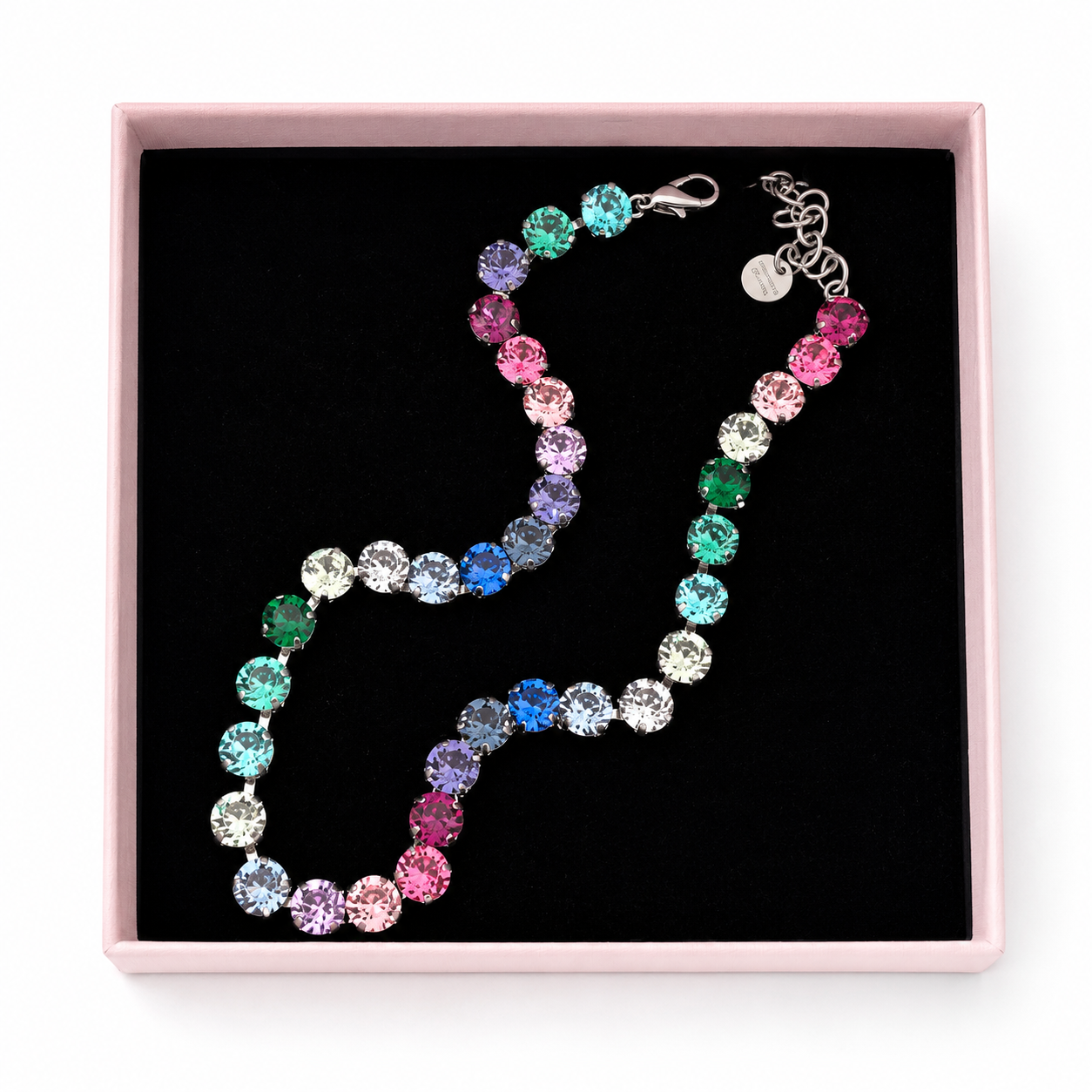 collana multicolore sulle tonalità del verde e rosa in dettagli argento nel packaging rosa