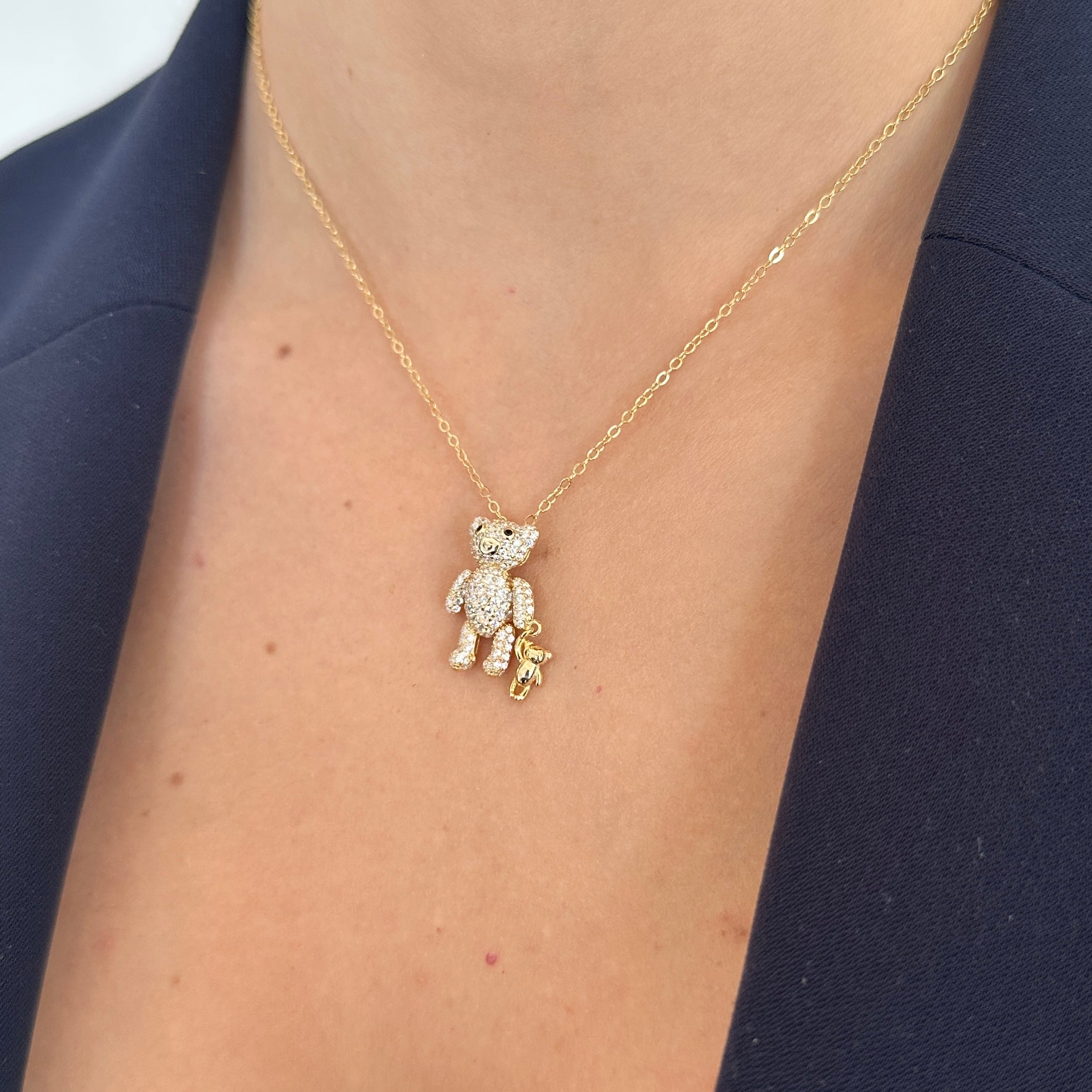 collana con orsetto oro indossata