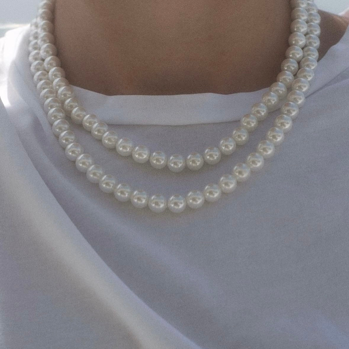 collana di perle bianche grandi indossate