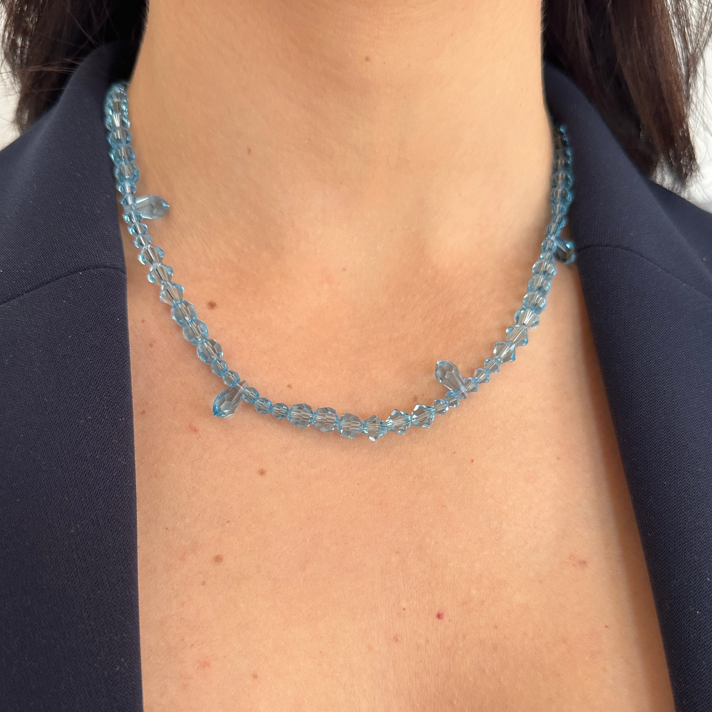 collana con perline azzurre indossata al collo