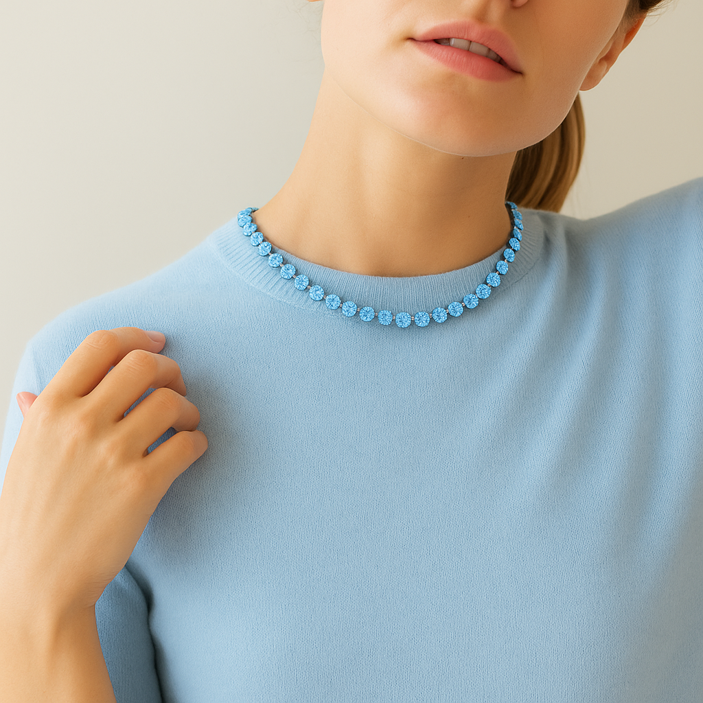 collana con swarovski sostenibili celeste turchese indossata
