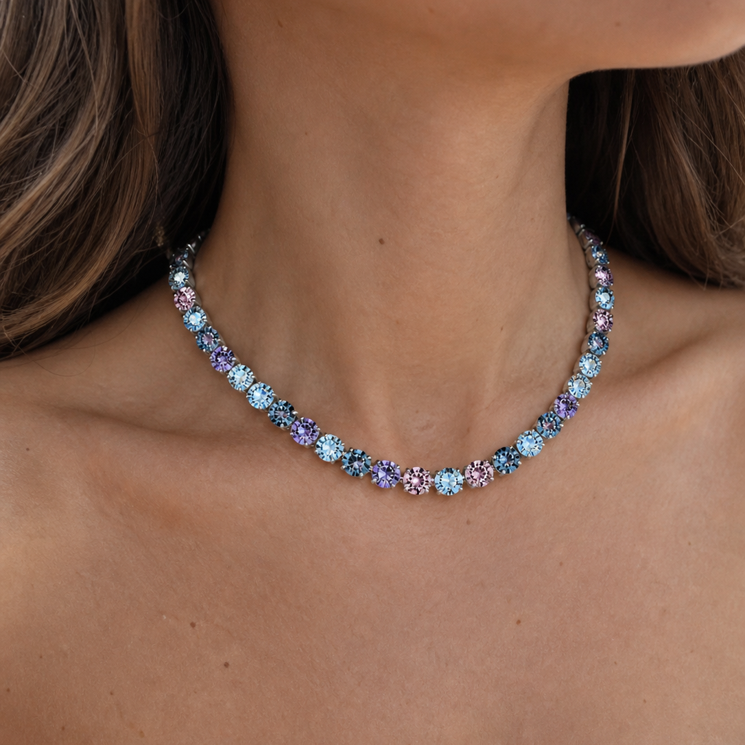 collana summer cool indossata co ncapelli sciolti castani