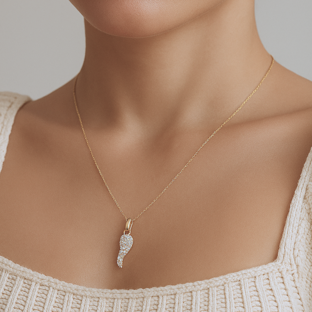 ciondolo cornetto portafortuna zirconi indossato