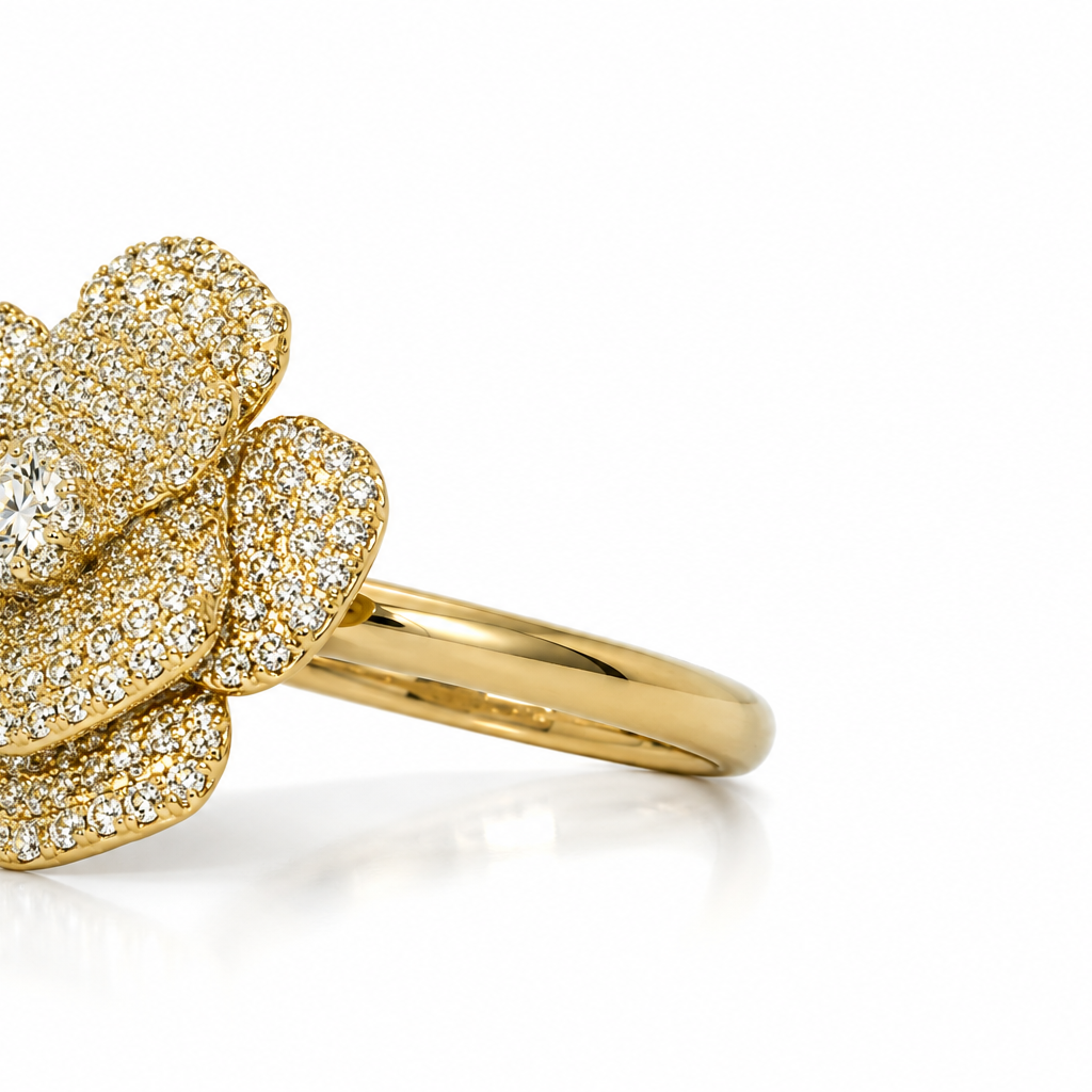 dettaglio dell'anello camelia in versione oro