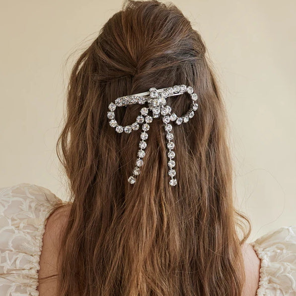 fermaglio con fiocco grande argento con swarovski indossato.