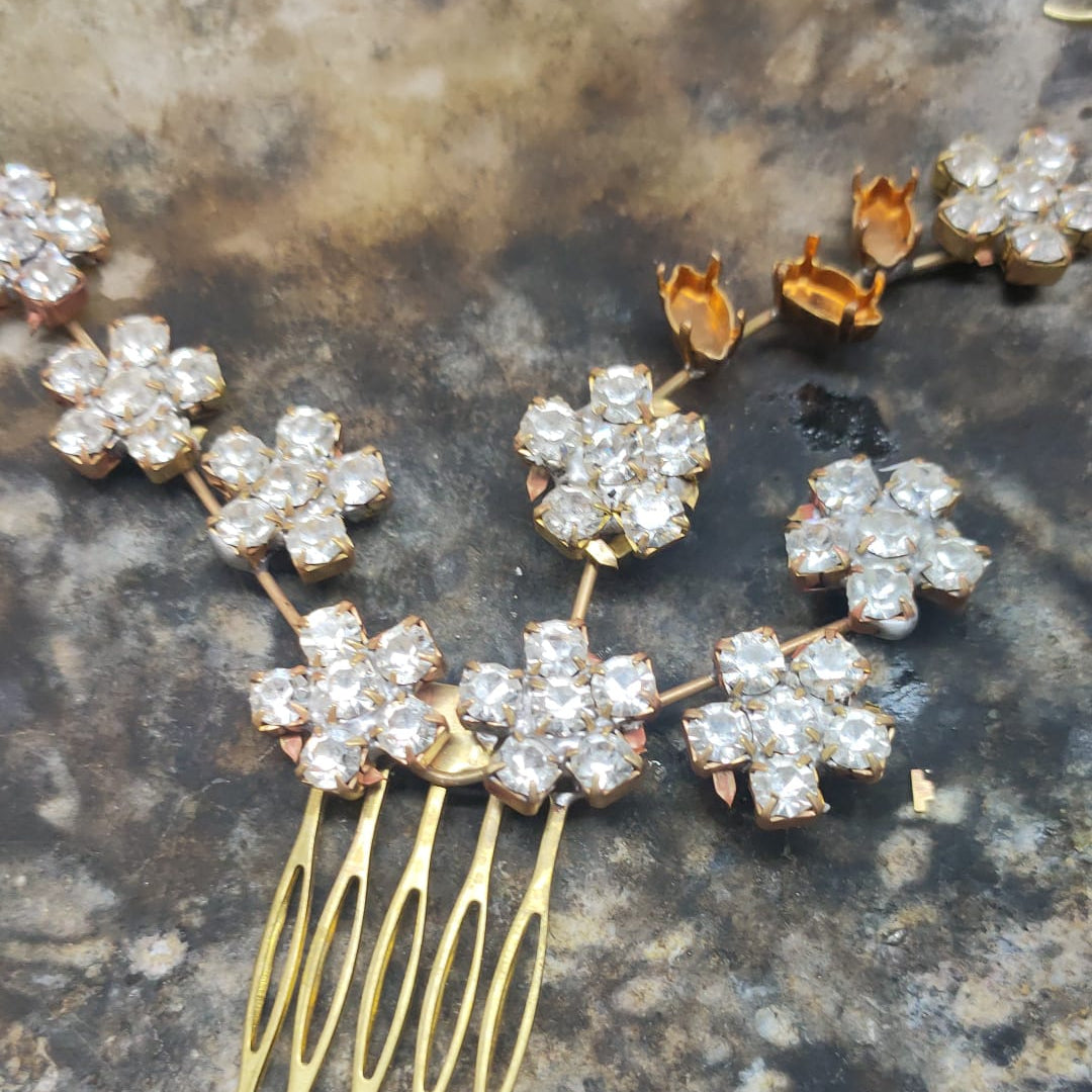 dietro le quinte processo di realizzazione artigianale fermaglio fiocco con foglie e fiori da sposa con swarovski