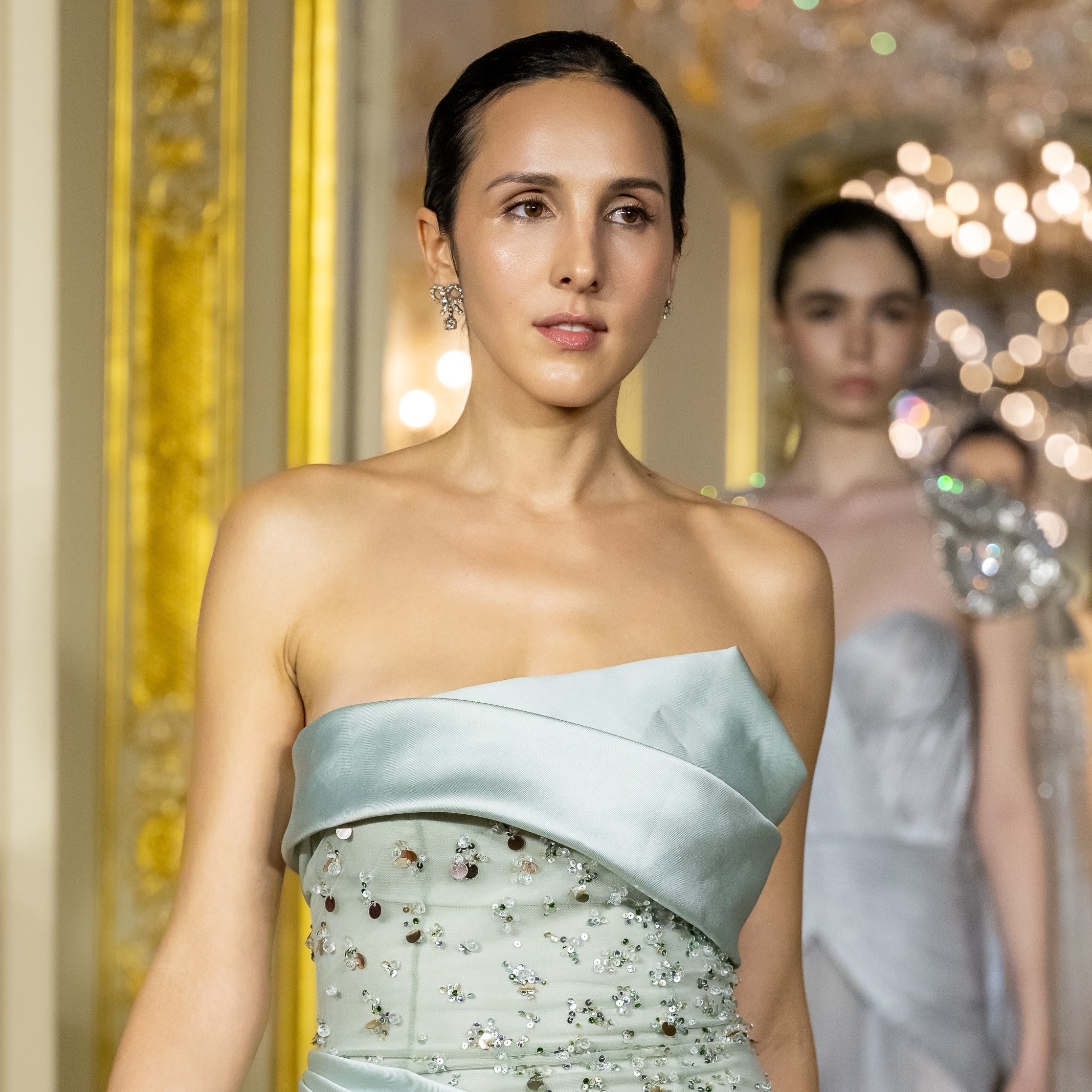 orecchini a lobo con fiocchetto in versione argento su modella con Swarovski