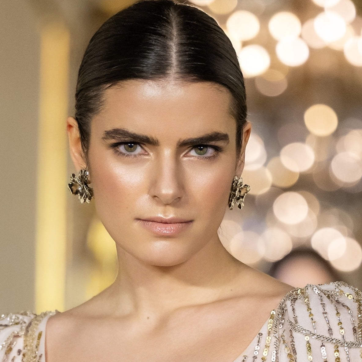 orecchini camelia versione argento indossati