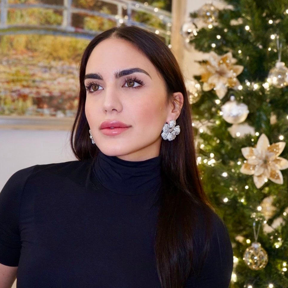 orecchini a forma di camelia con zirconi luminosi indossati perfetti per le feste