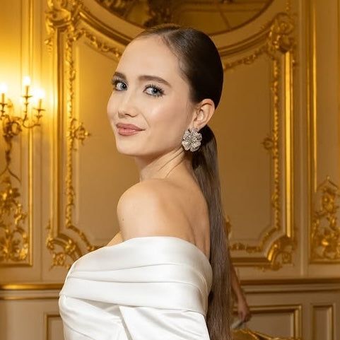 orecchini a forma di fiore con swarovski argento indossati