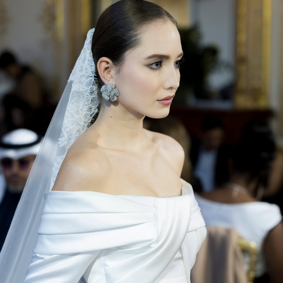 orecchini camelia swarovski indossati alla paris fashion week da sposa modella