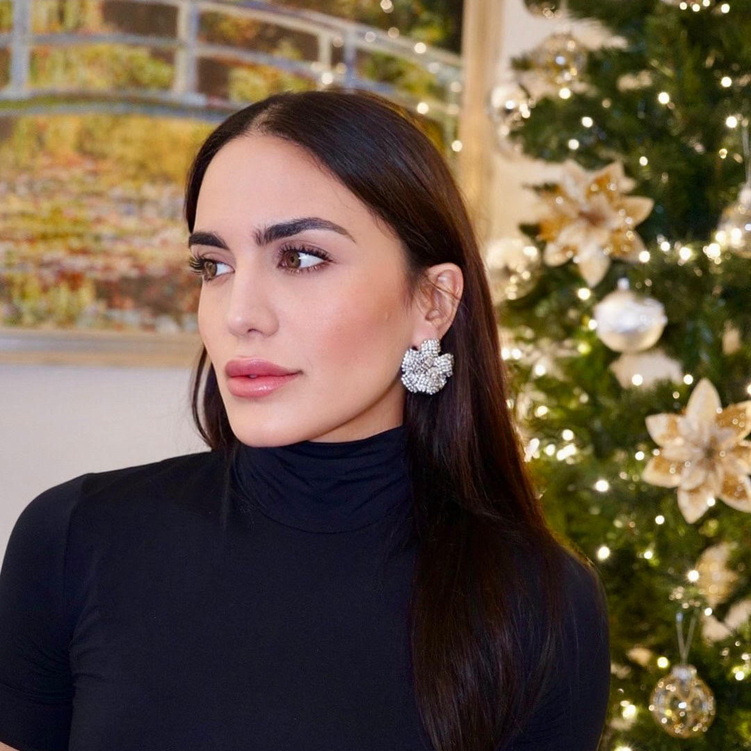 orecchini a forma di camelia con zirconi indossati a natale