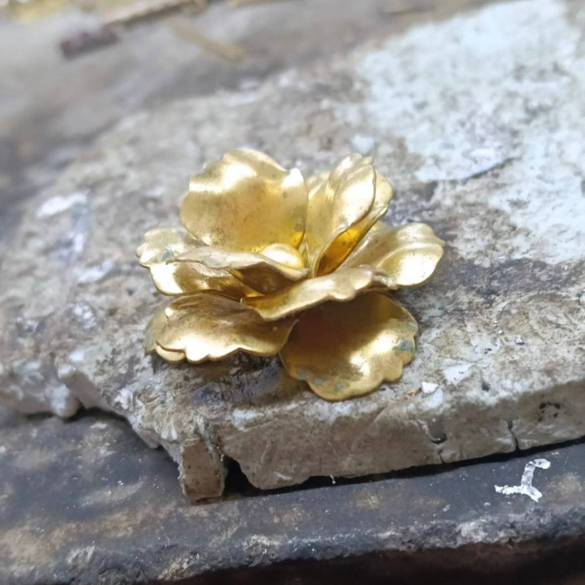 come nasce un orecchino artigianale fatto a mano