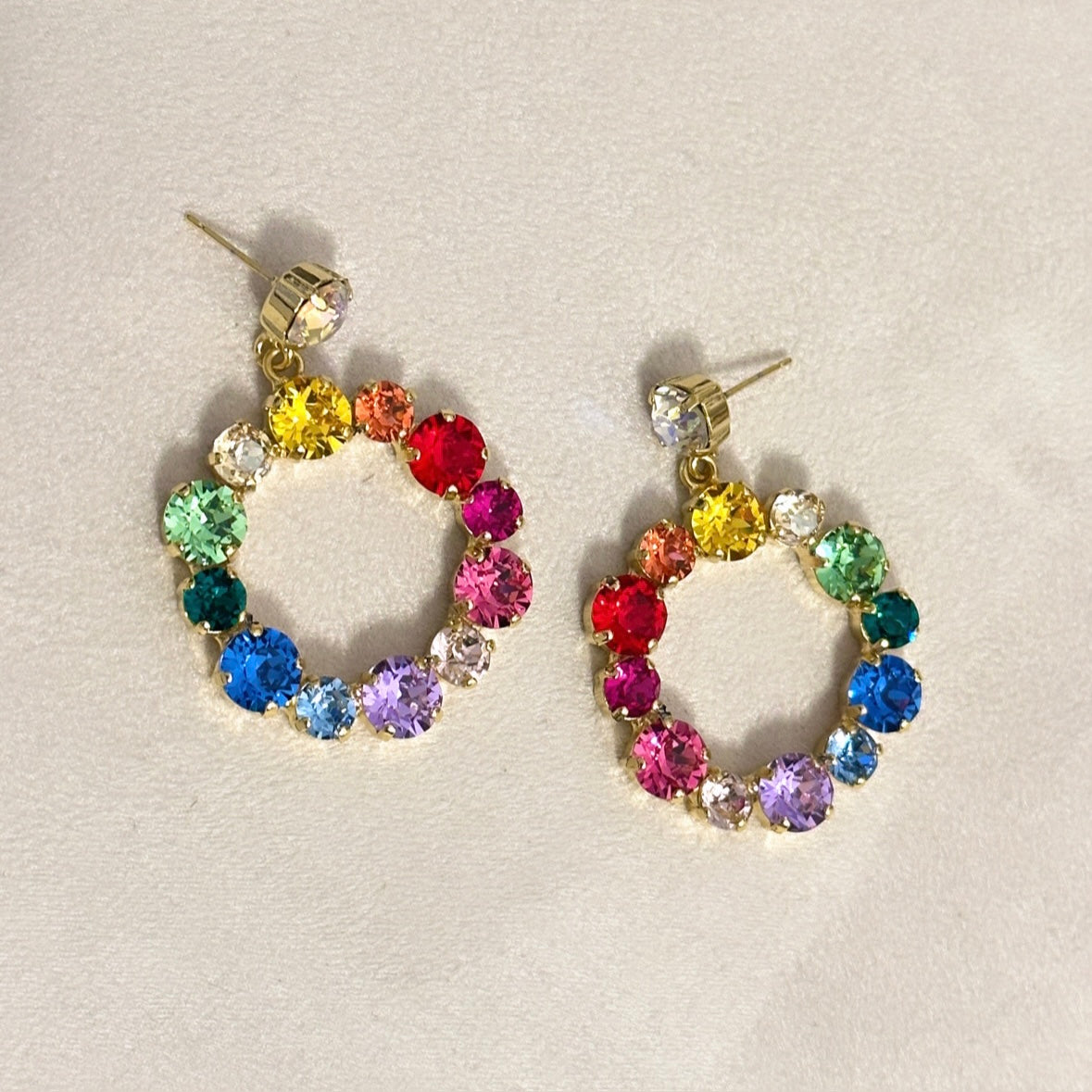 orecchini colorati a forma di cerchio con swarovski arcobaleno