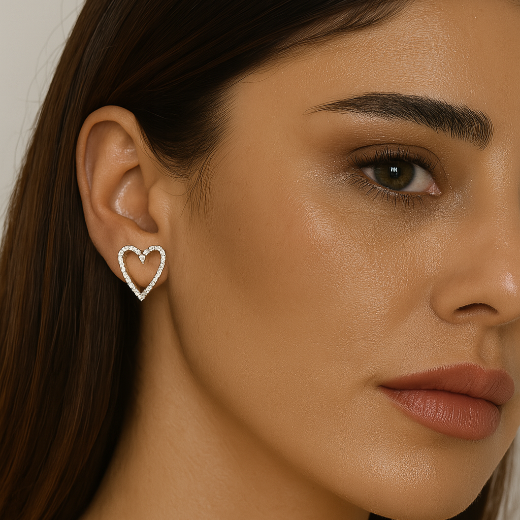 orecchini sagoma cuore allungato indossato con diamanti in argento 925