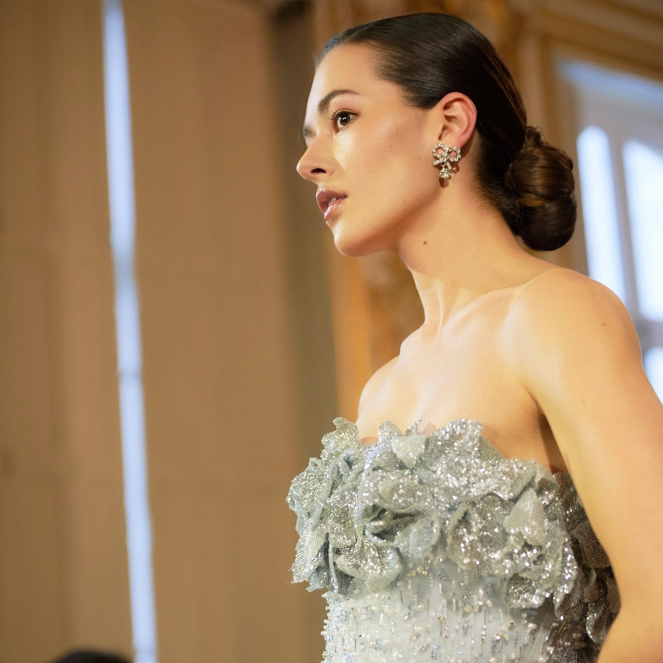 orecchini con fiocco e luminosi Swarovski con pendente