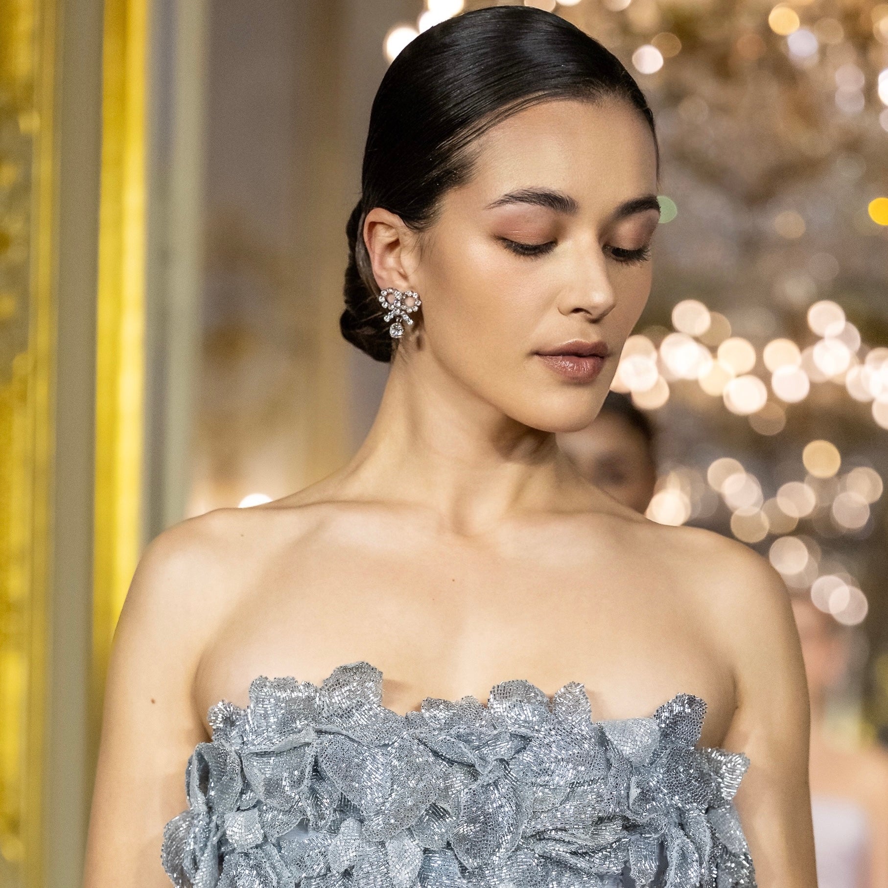 orecchini con fiocchetto argento Swarovski su modella