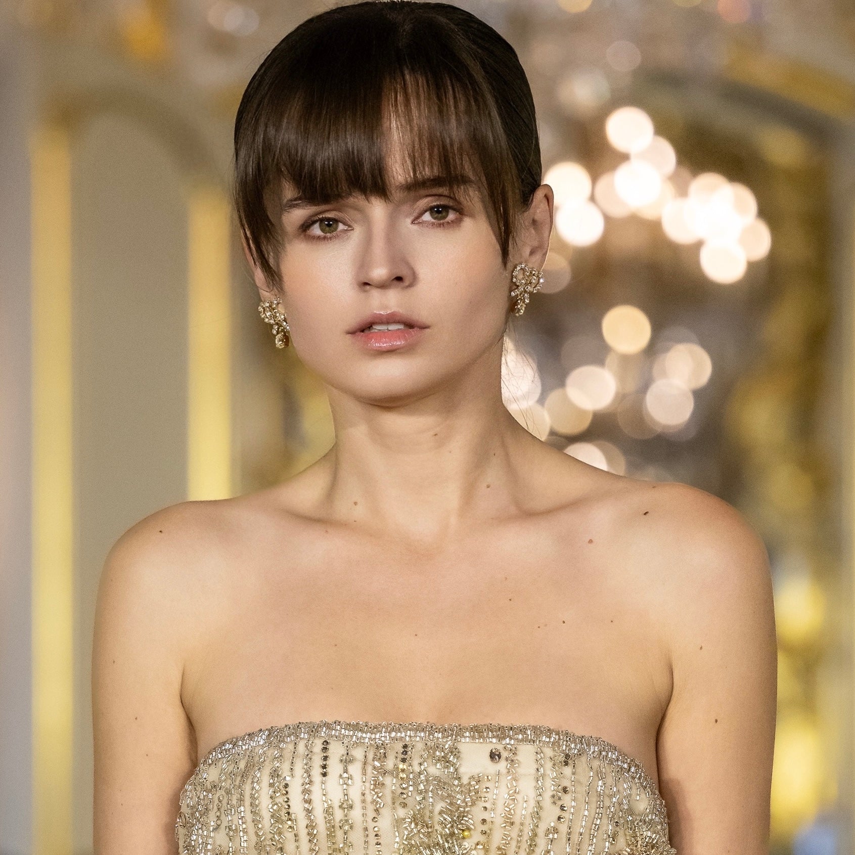 orecchini a forma di fiocco nella versione oro con Swarovski indossati da modella