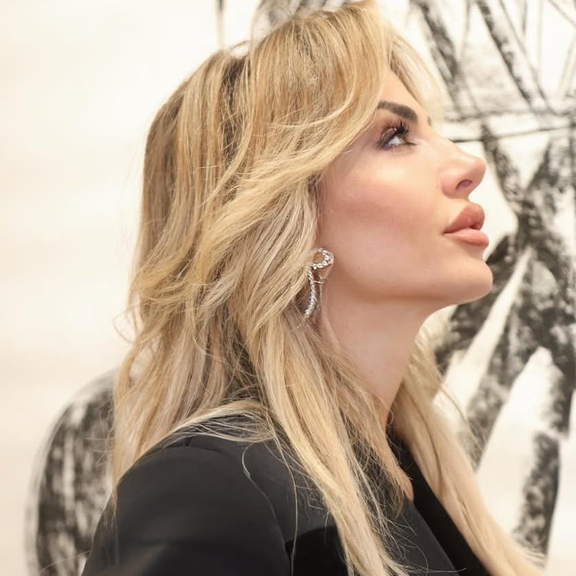 orecchini fiocco sposa luminosi eleganti con swarovski indossati con tailleur