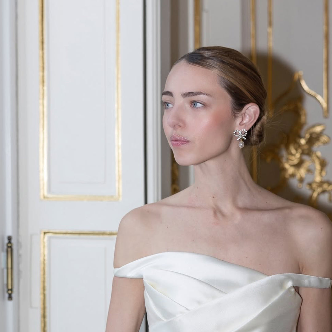 orecchini eleganti con fiocco in Swarovski e perla pendente indossati alla Paris Fashion Week