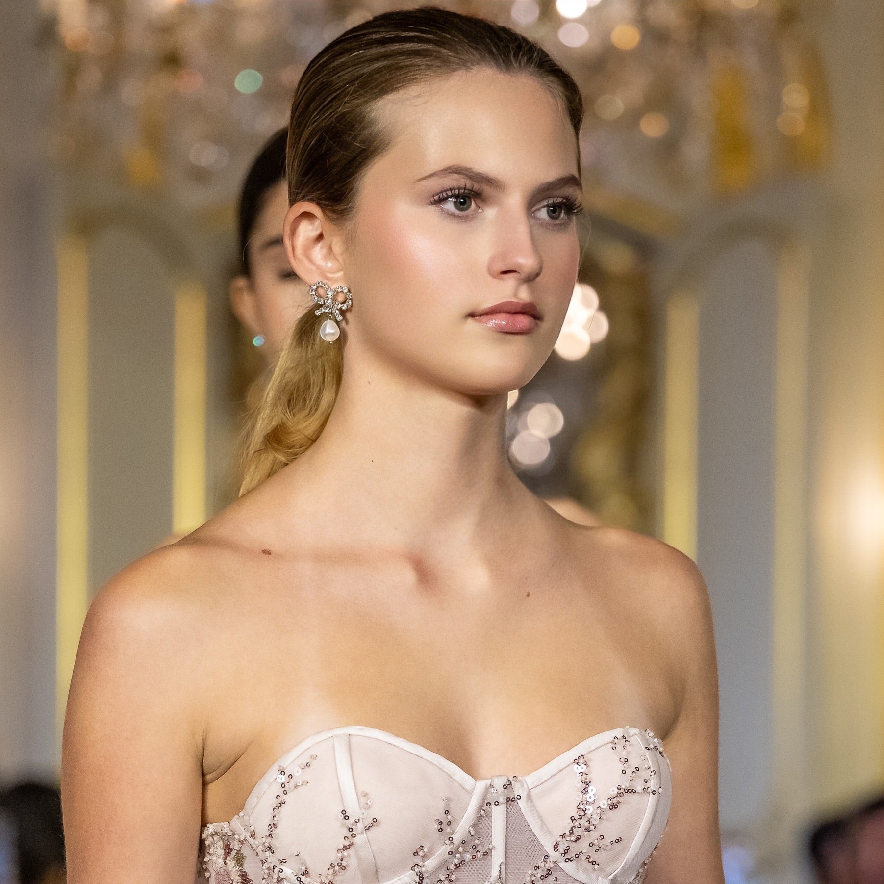 orecchini con fiocco in Swarovski e perla pendente in argento indossati alla PFW