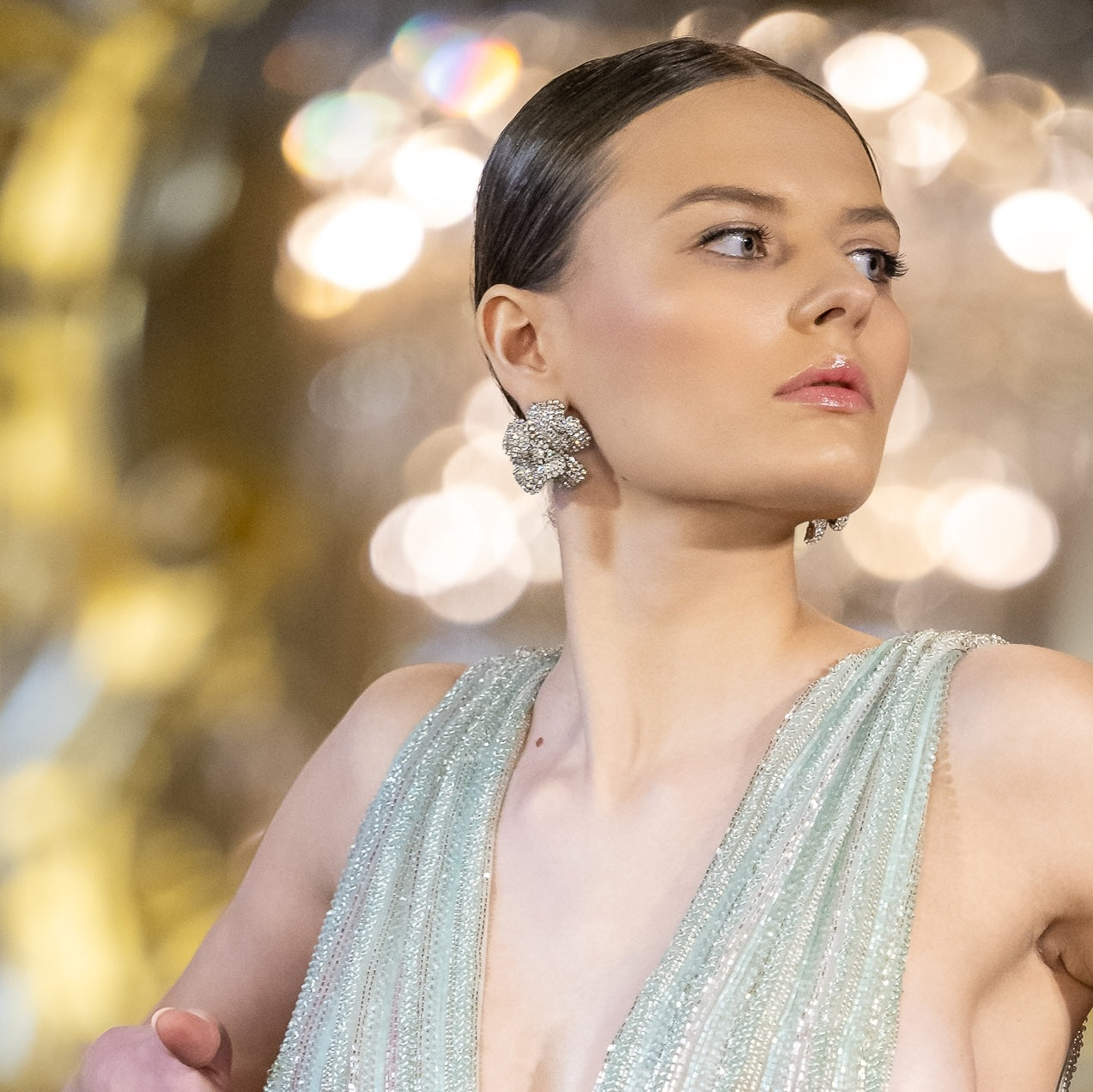 orecchini con forma floreale tempestati di zirconi color argento