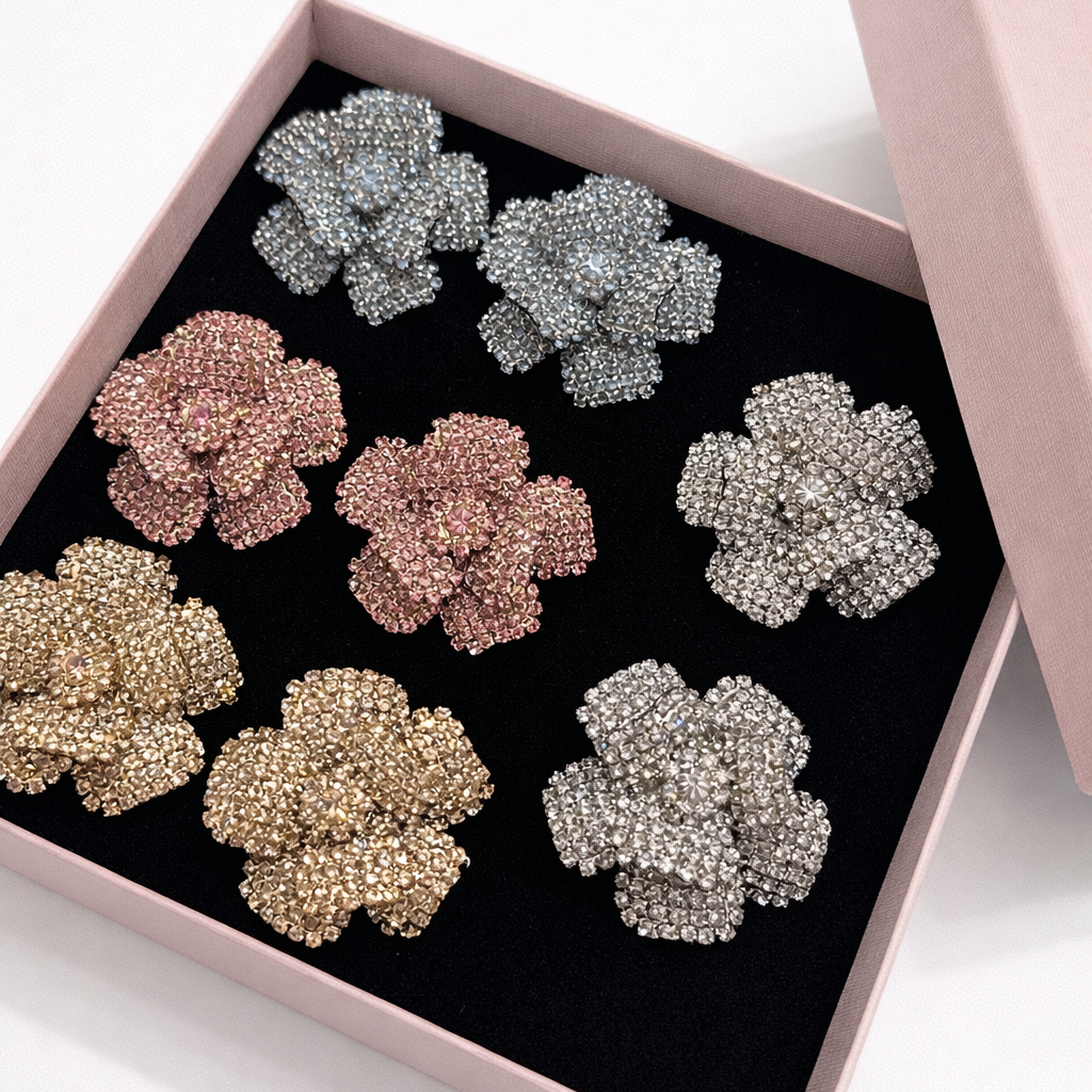 orecchini camelie di vari colori in packaging rosa