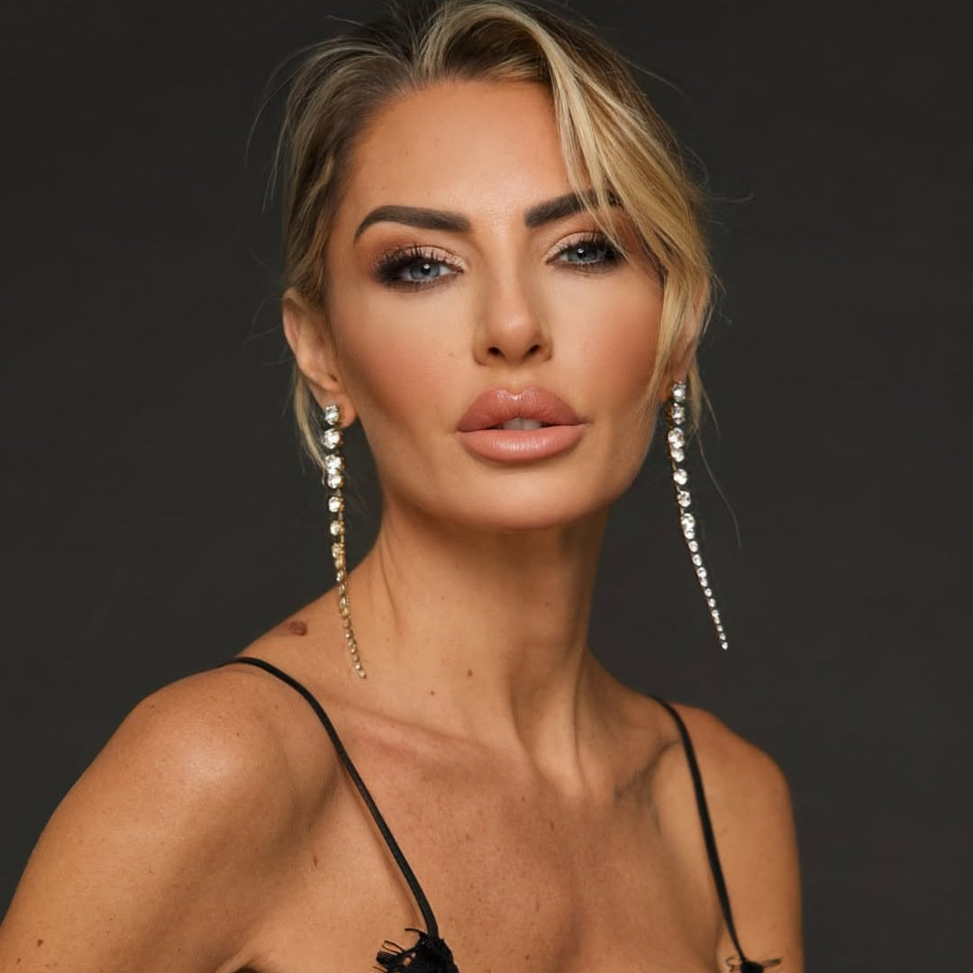 orecchini lunghi con swarovski da sposa indossati