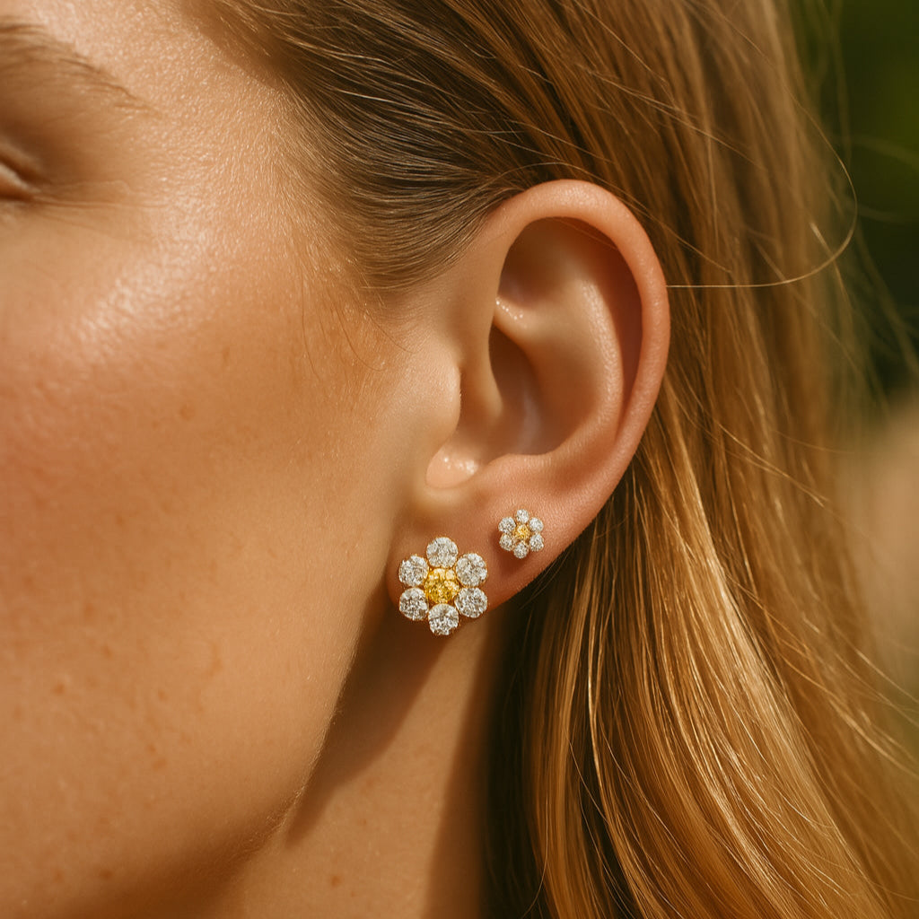 orecchini margherita di cristalli a lobo di diverse dimensioni indossati