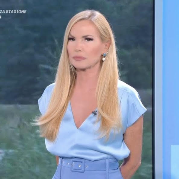 orecchini ovali con perla pendente barocca bianca indossati da Federica Panicucci