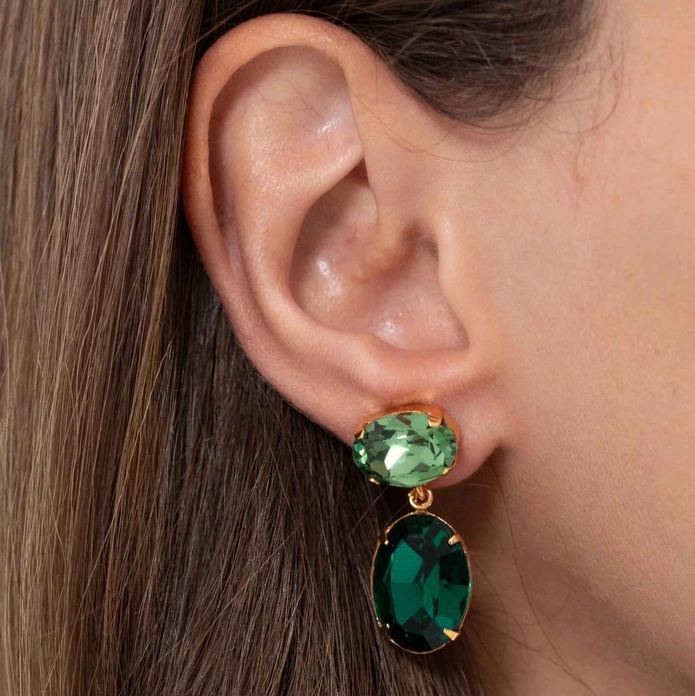 orecchini verde swarovski indossati