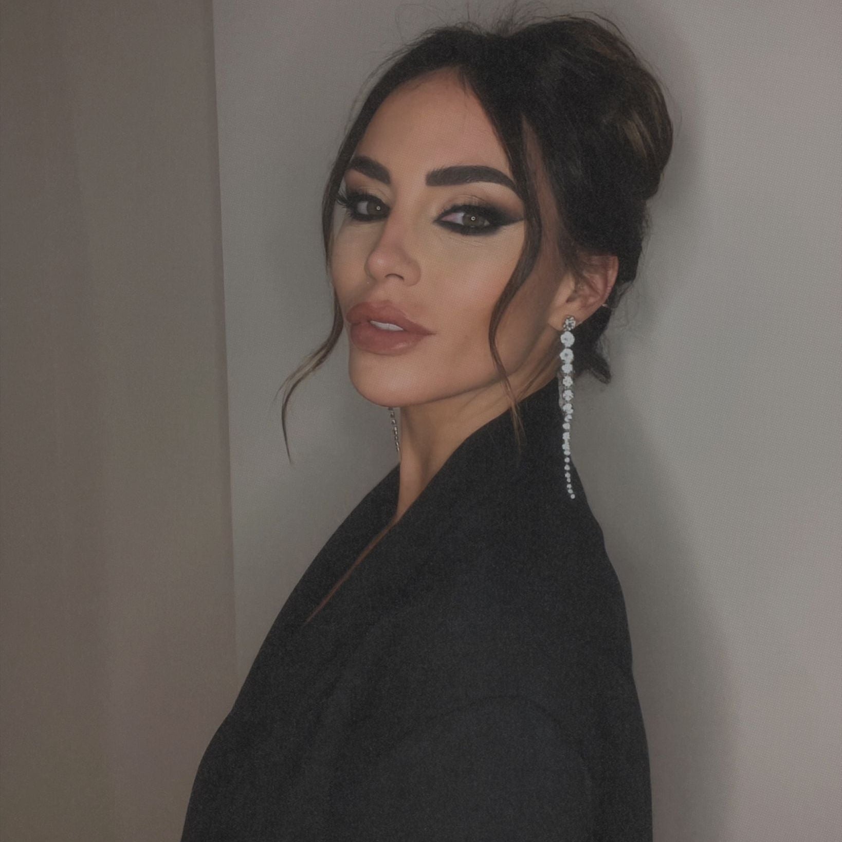 orecchini pendenti con swarovski indossati con capelli raccolti