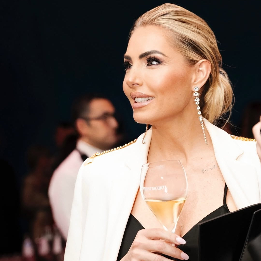 orecchini pendenti eleganti con swarovski color argento indossati